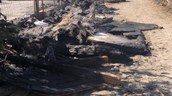 fiamme in spiaggia a vietri distrutti pedalo e canoe