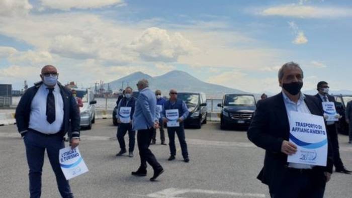 turismo in ginocchio la protesta al porto di napoli