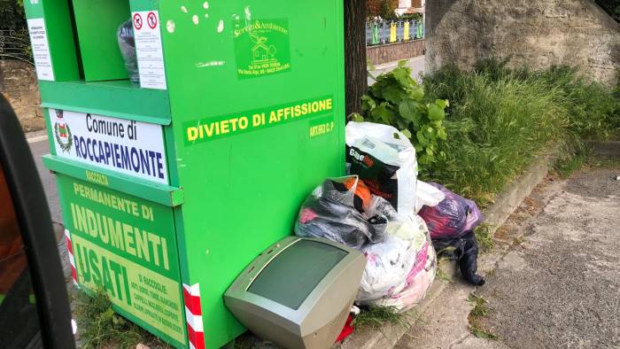 rifiuti abbandonati fioccano le multe a roccapiemonte