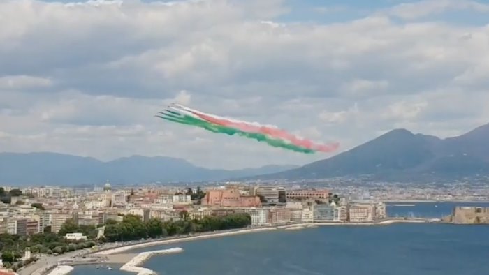 le frecce tricolori abbracciano napoli