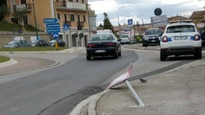 abbatte un segnale si allontana ma viene rintracciato