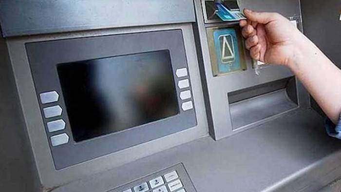 preleva soldi da un bancomat nei guai 36enne di sarno