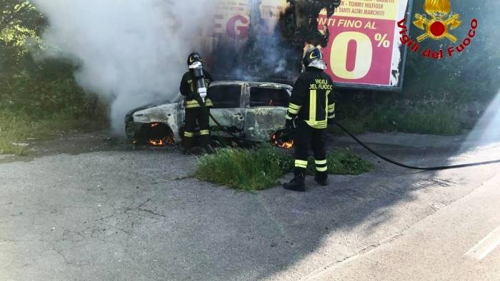 auto in fiamme a montoro tanta paura per il conducente