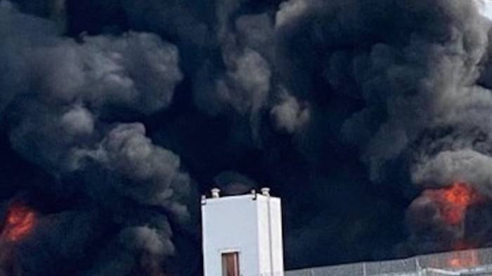 incendio in fabbrica l azienda preoccupati per lavoratori