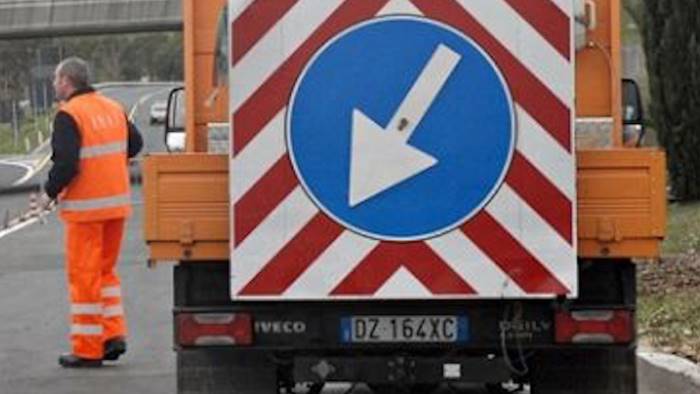 camion perde carico pesante danneggiata rampa della statale