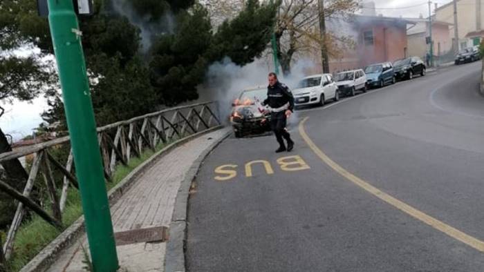 video e foto auto in fiamme lungo viale tigli ad ariano