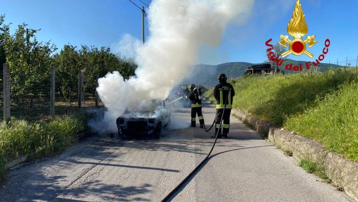 auto in fiamme ad avella in azione i vigili del fuoco