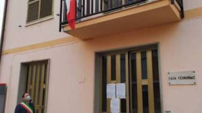 calvi il sindaco chi prende reddito lavori per il paese