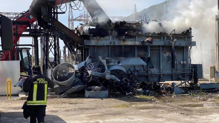 pozzuoli ancora fumo nero dalla centrale enel