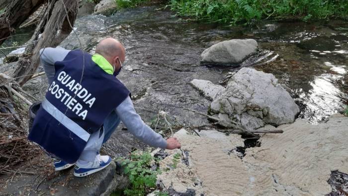 allarme a pellezzano schiuma bianca nel fiume irno