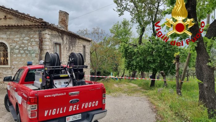 tragedia nei campi 51enne muore schiacciato dal trattore