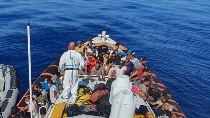 nuovi sbarchi a lampedusa altri avvistamenti nel mediterraneo