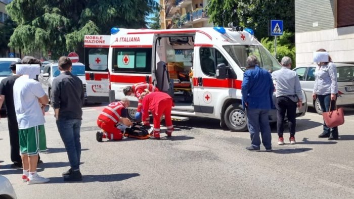 doppio incidente stradale in citta feriti e paura foto