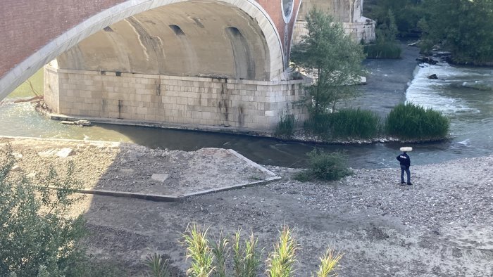 vecchia bomba a mano trovata sotto ponte vanvitelli