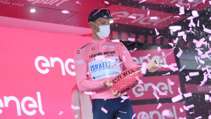 giro d italia a sestola vince dombrowski de marchi in rosa