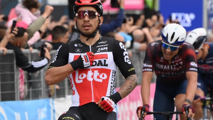 giro d italia a termoli ewan regola tutti in volata