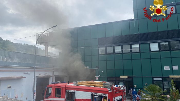 salerno fiamme nel centro operativo postale di pastena