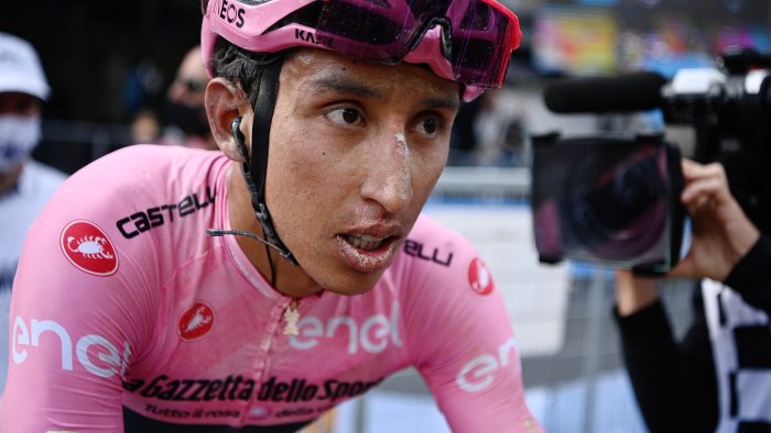 giro d italia tappa a schmid bernal sfrutta lo sterrato