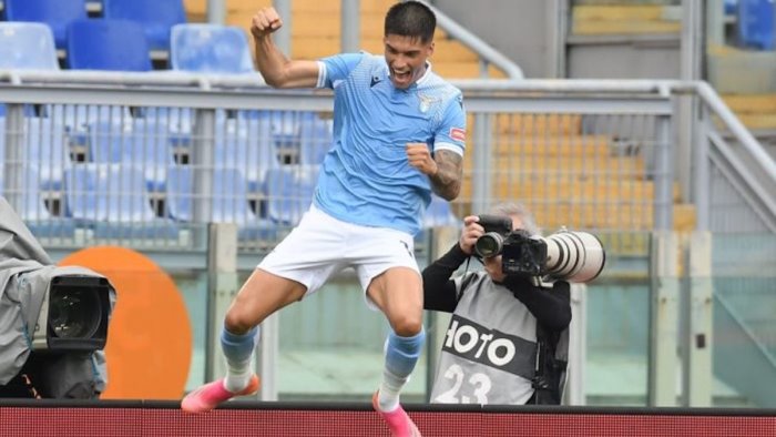 lazio genoa 4 3 biancocelesti proseguono corsa champions