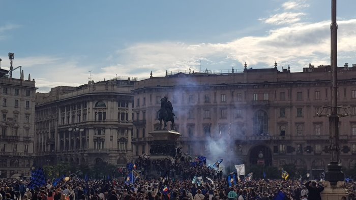 scudetto inter assembramenti in piazza duomo per la festa