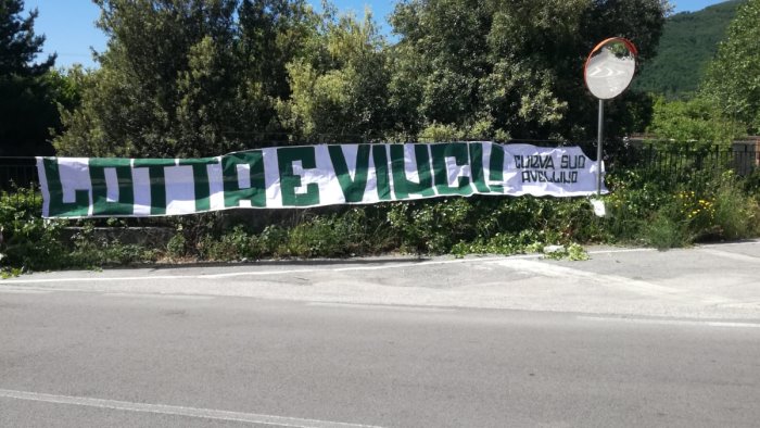 avellino la carica dei tifosi e un ballottaggio a tre