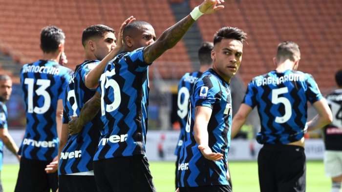 l inter festeggia lo scudetto con un 5 1 sull udinese