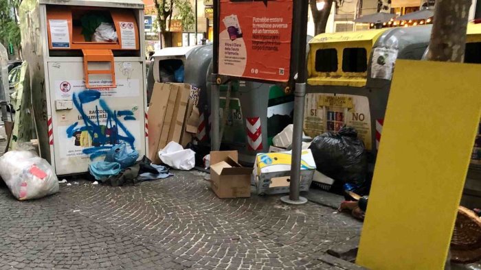 napoli municipalita collinare ritorna l incubo spazzatura