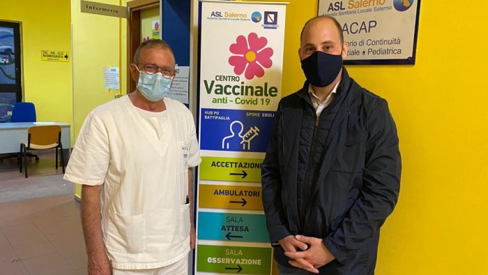 eboli il parlamentare adelizzi visita il centro vaccinale