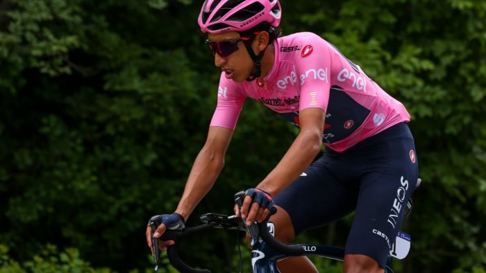 bernal vince la tappa di cortina e ipoteca il giro d italia