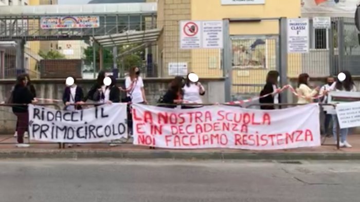 angri protesta contro dirigente scolastica del primo circolo