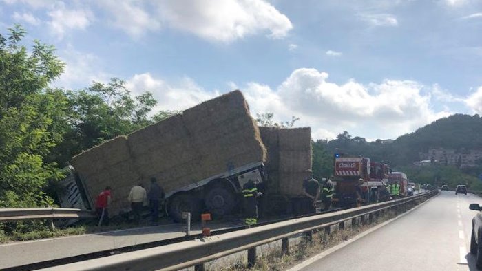 autotreno fuori strada raccordo bloccato in direzione stadio