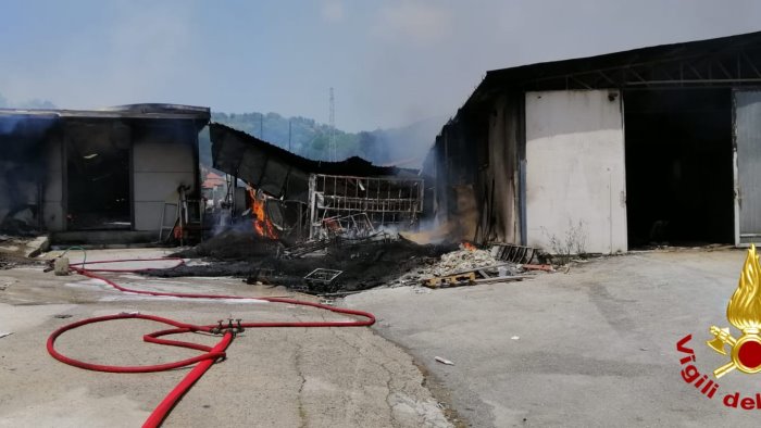 maxi incendio a centola a fuoco un mobilificio e 3 abitazioni