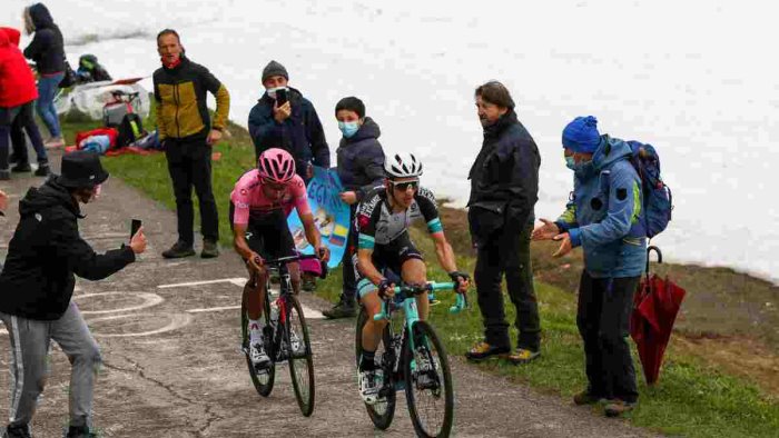 yates vince la 19 tappa del giro bernal resiste in rosa