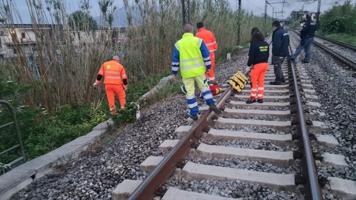 tragedia a sarno uomo travolto e ucciso da un treno