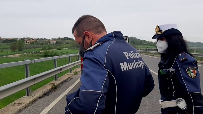 investita da un auto pirata resta in bilico sul viadotto