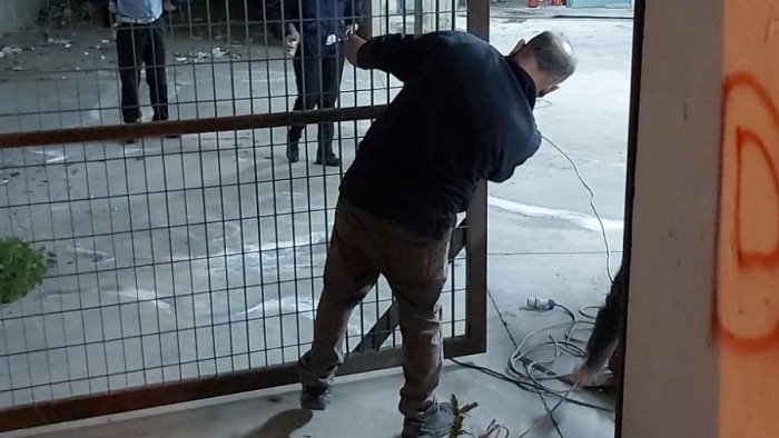 scafati scoperto alloggio abusivo nel garage del centro plaza