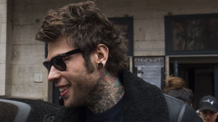 fedez ai politici perche non aiutate lavoratori con 2x1000