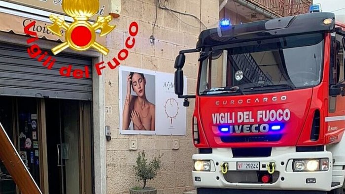 fiamme in una gioielleria in azione i caschi rossi