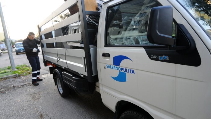 dipendente di salerno pulita aggredito finisce in ospedale