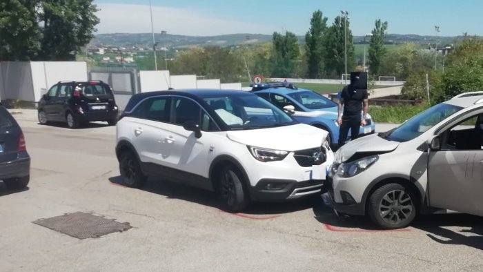 scontro tra due opel paura e traffico rallentato