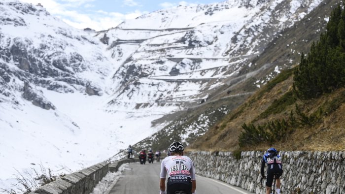 giro d italia la caccia alla maglia rosa parte da torino