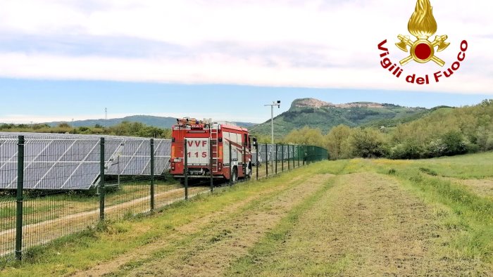 in fiamme impianto fotovoltaico in azione i caschi rossi