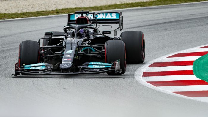 lewis hamilton vince in spagna quarta la ferrari di leclerc