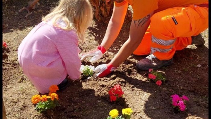 castellabate i bambini della scuola dell infanzia si prendono cura delle aiuole