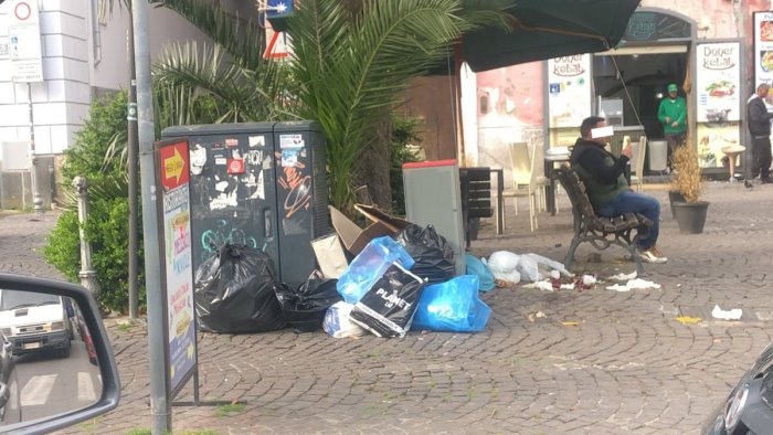 ancora degrado in citta salerno pulita identificato e multato il responsabile