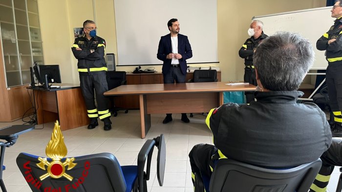 vigili del fuoco di avellino visita del sottosegretario sibilia