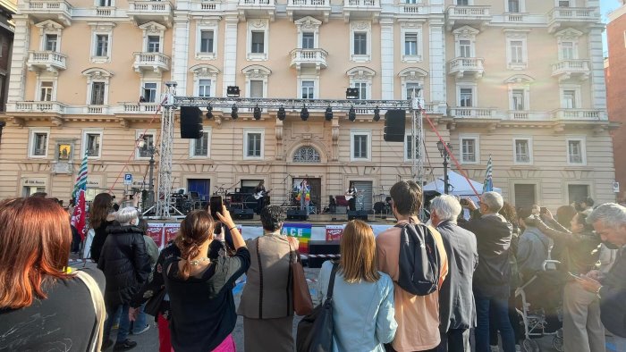 pace e lavoro salerno lancia la sua sfida dal palco di piazza amendola