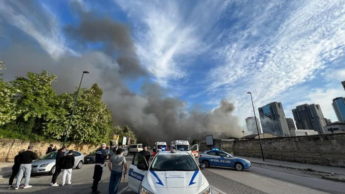 napoli incendio ex mercato ortofrutticolo manfredi tenete finestre chiuse