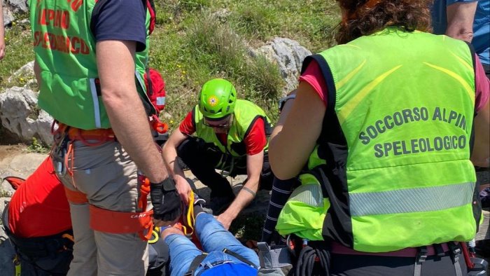 primo maggio di fuoco per il soccorso alpino salvate quattro persone