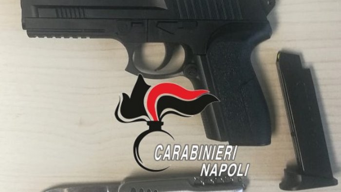 fermato in strada con un pistola giocattolo e coltellino denunciato